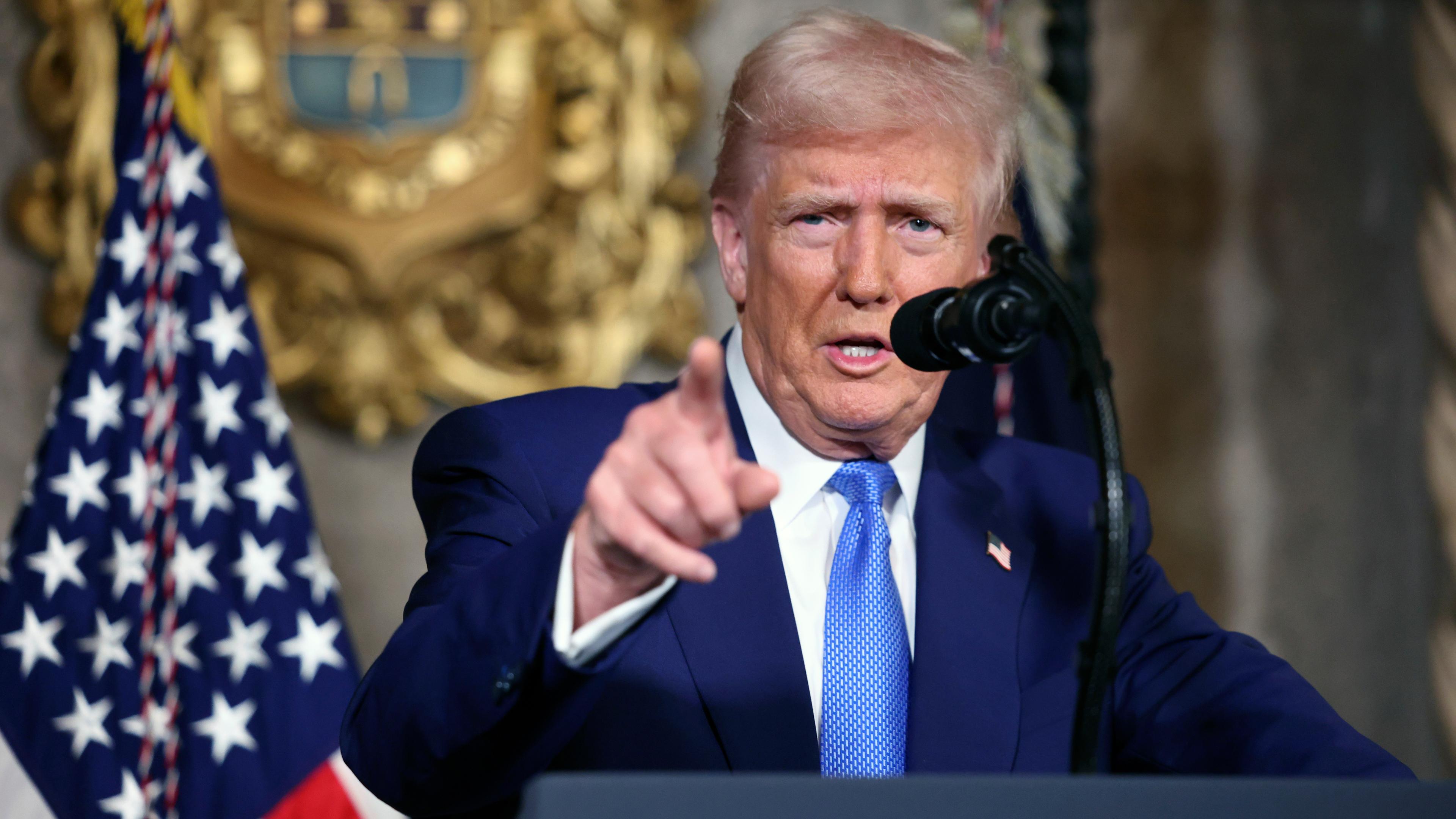 US-Präsident Donald Trump spricht in seinem Anwesen Mar-a-Lago.