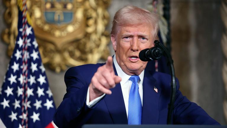 US-Präsident Donald Trump spricht in seinem Anwesen Mar-a-Lago.