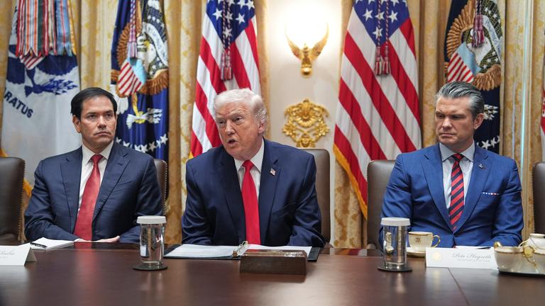 Donald Trump (M), Marco Rubio (l) und Verteidigungsminister Pete Hegseth, aufgenommen am 29.01.2026