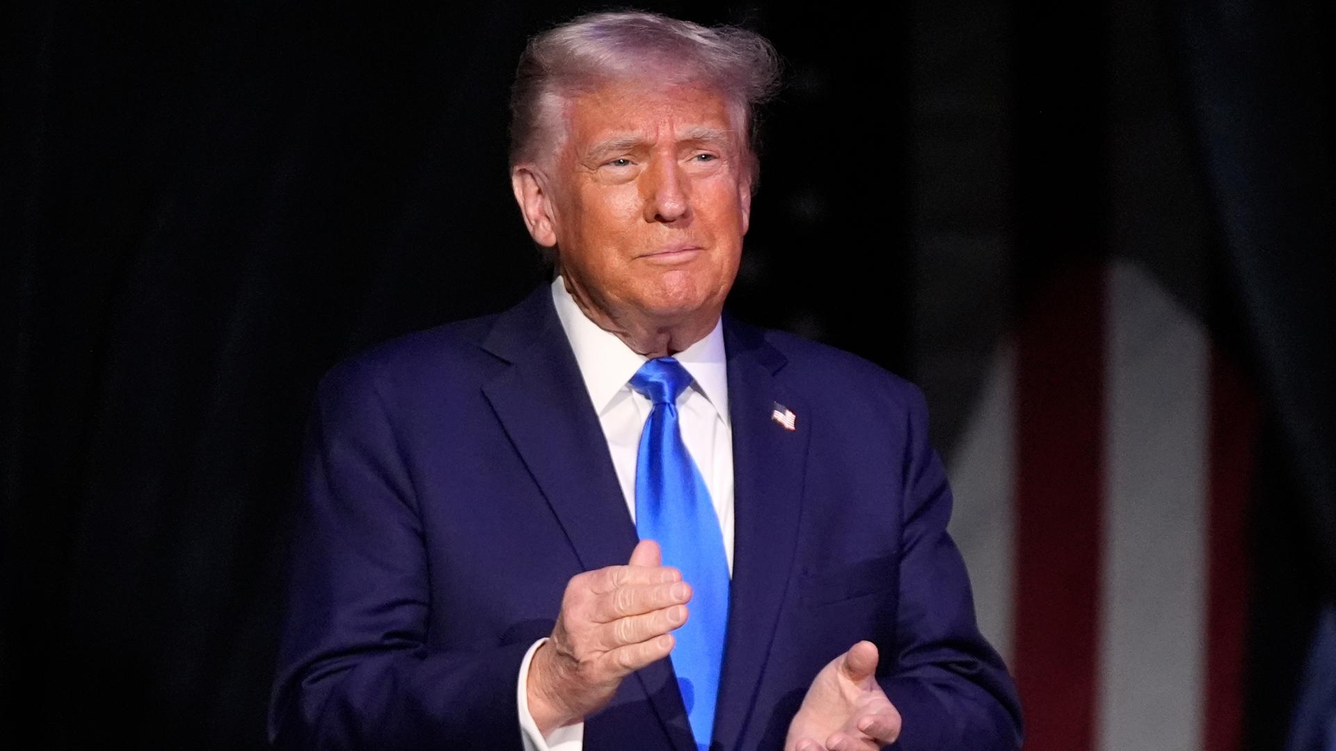 Donald Trump hält eine Rede.