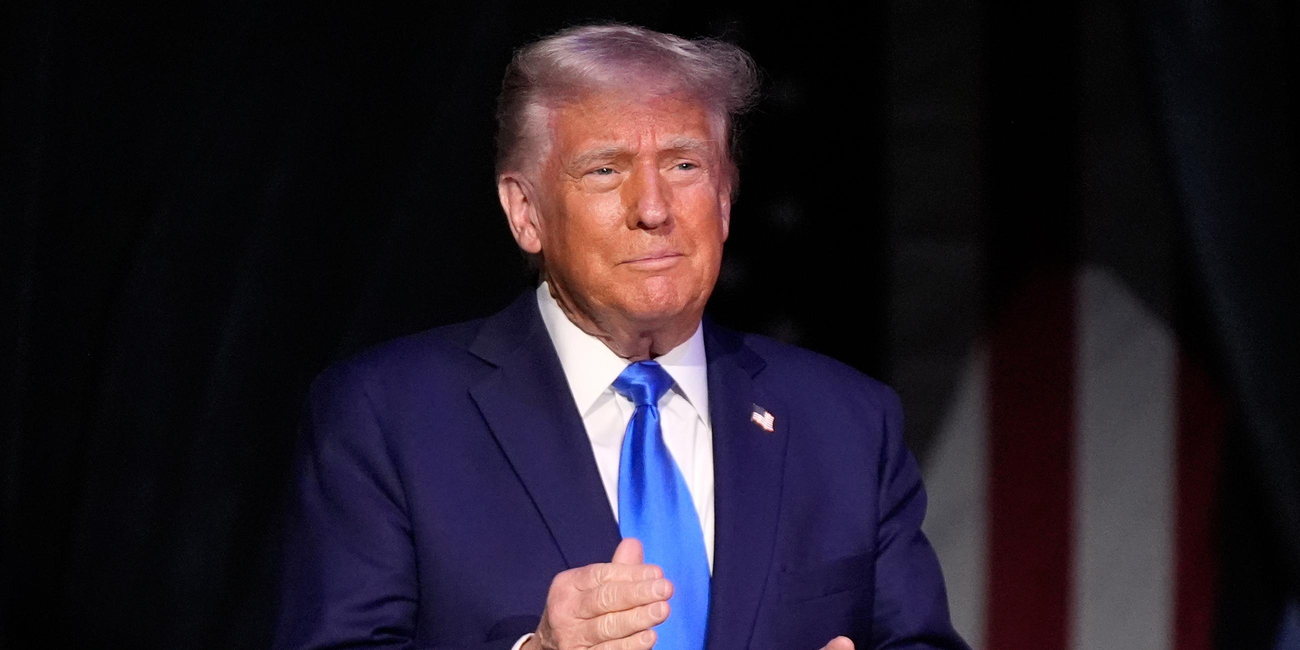 Donald Trump hält eine Rede.