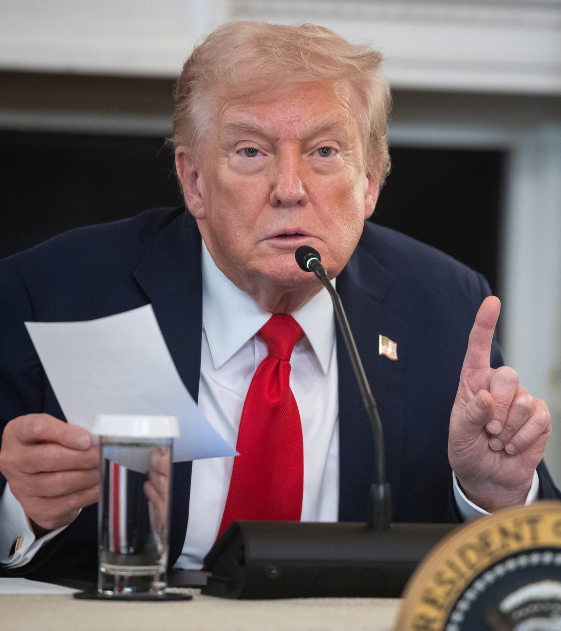 US-Präsident Donald Trump spricht während eines Treffens im Weißen Haus.