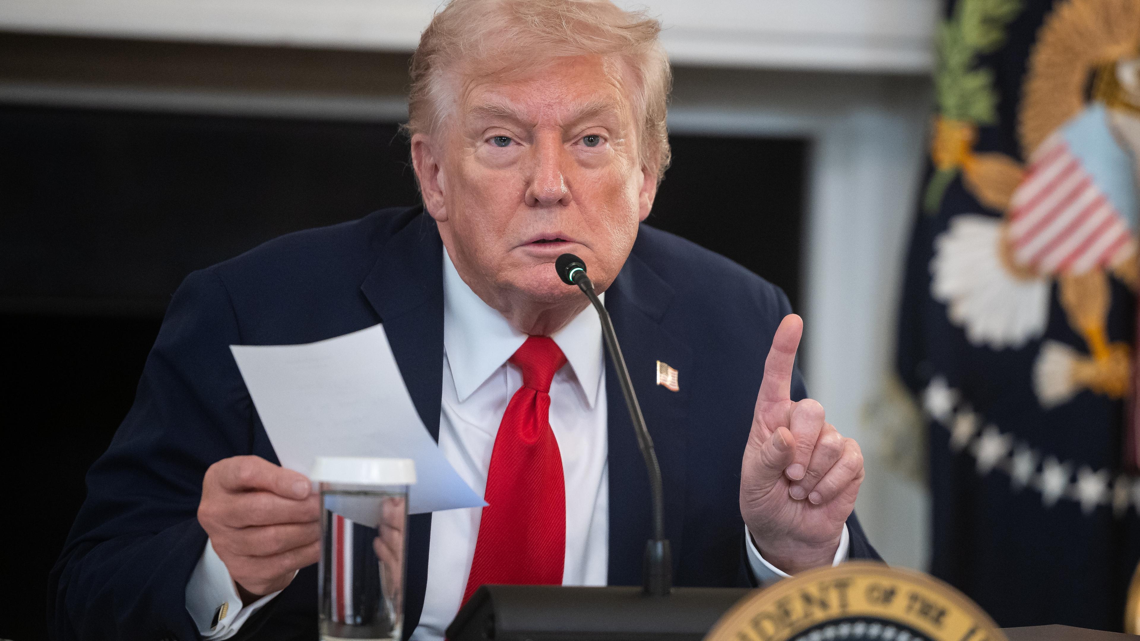 US-Präsident Donald Trump spricht während eines Treffens im Weißen Haus.