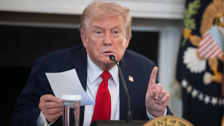 US-Präsident Donald Trump spricht während eines Treffens im Weißen Haus.