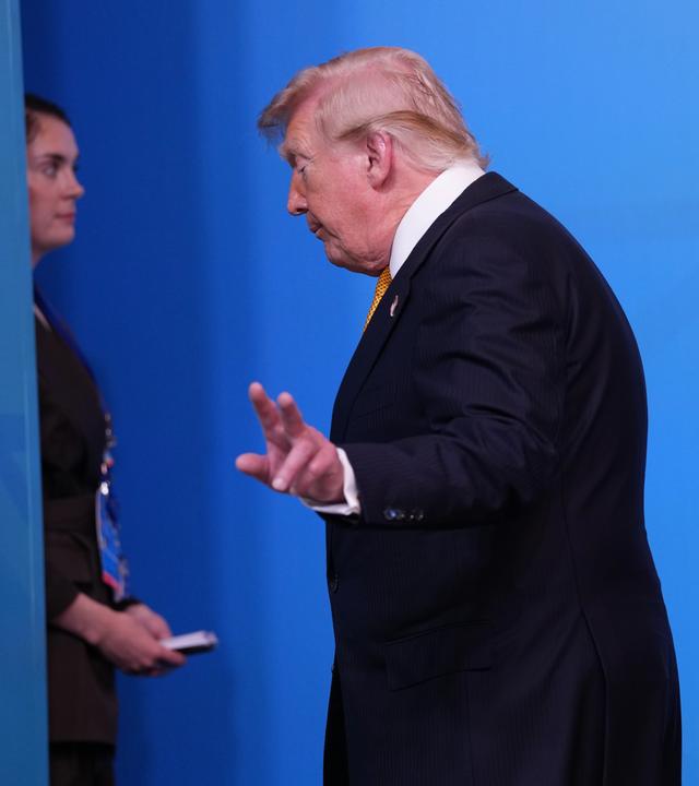Präsident Donald Trump verlässt das Podium nach einem Gruppenfoto der NATO-Staats- und Regierungschefs während des NATO-Gipfels