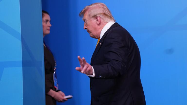 Präsident Donald Trump verlässt das Podium nach einem Gruppenfoto der NATO-Staats- und Regierungschefs während des NATO-Gipfels