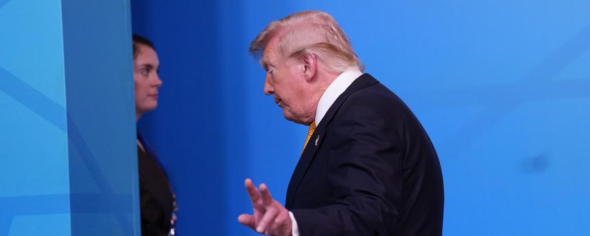 Präsident Donald Trump verlässt das Podium nach einem Gruppenfoto der NATO-Staats- und Regierungschefs während des NATO-Gipfels