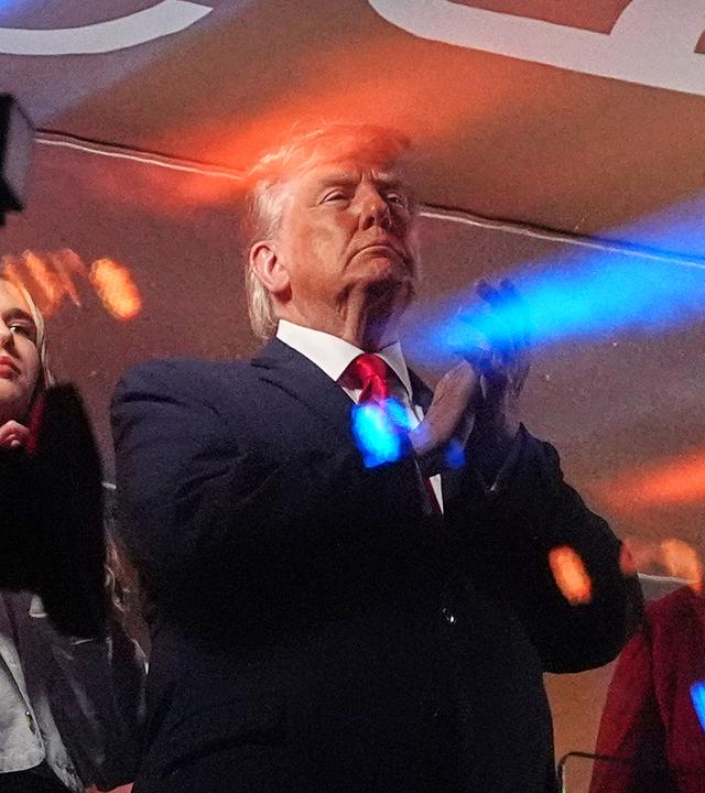 Präsident Donald Trump gestikuliert während der Nationalhymne beim Besuch eines NBA-Finalspiels zwischen den New York Knicks und den San Antonio Spurs im Madison Square Garden in New York