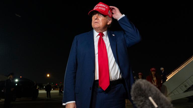 Präsident Donald Trump spricht mit Reportern bei seiner Ankunft in der Air Force One auf der Joint Base Andrews. 