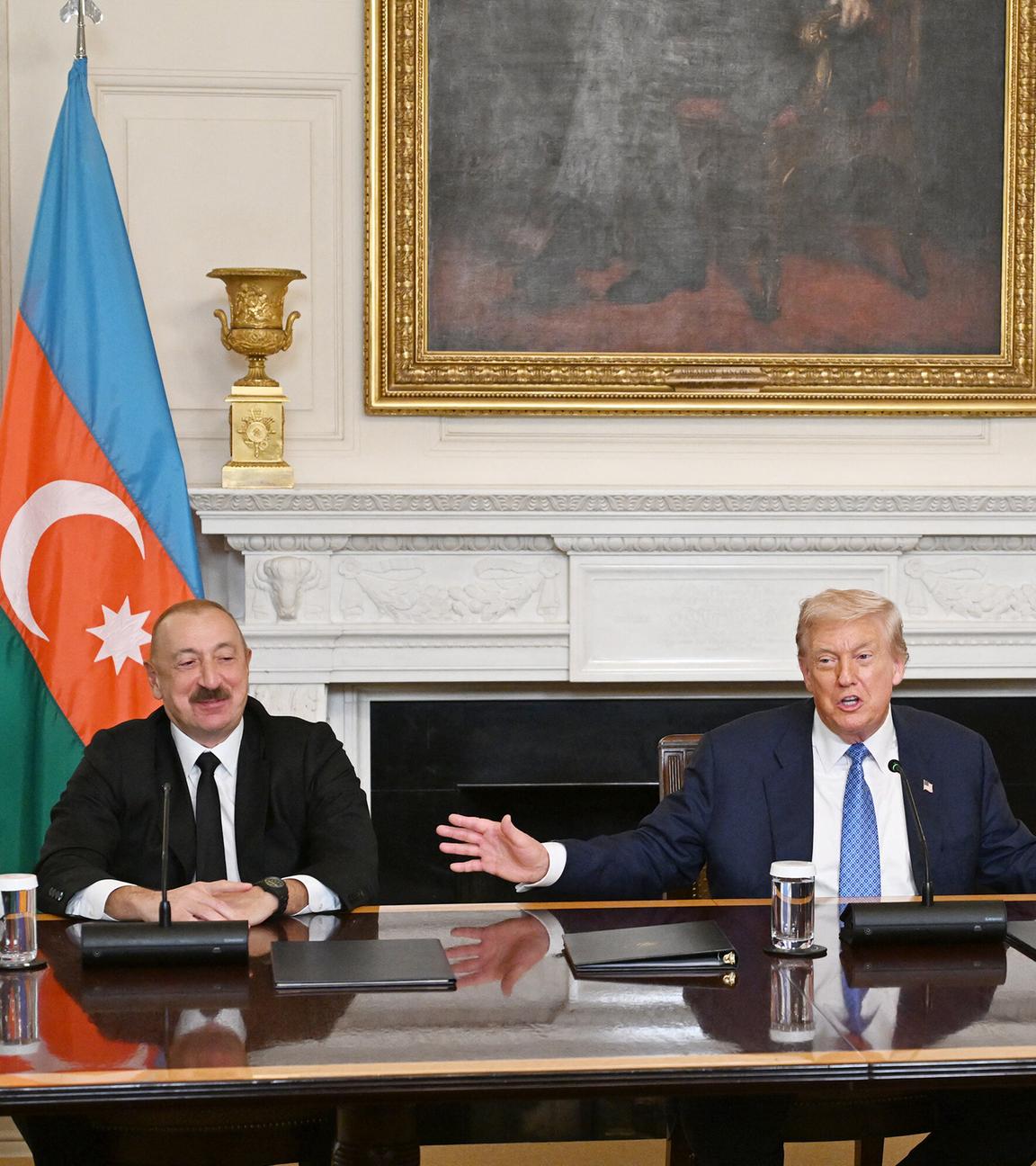 USA, Washington: Präsident Donald Trump (Mitte) spricht mit dem armenischen Premierminister Nikol Paschinjan (rechts) und dem aserbaidschanischen Präsidenten Ilham Alijew während einer trilateralen Unterzeichnungszeremonie im State Dining Room des Weißen Hauses