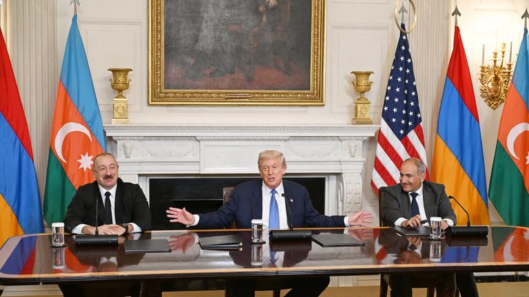 USA, Washington: Präsident Donald Trump (Mitte) spricht mit dem armenischen Premierminister Nikol Paschinjan (rechts) und dem aserbaidschanischen Präsidenten Ilham Alijew während einer trilateralen Unterzeichnungszeremonie im State Dining Room des Weißen Hauses