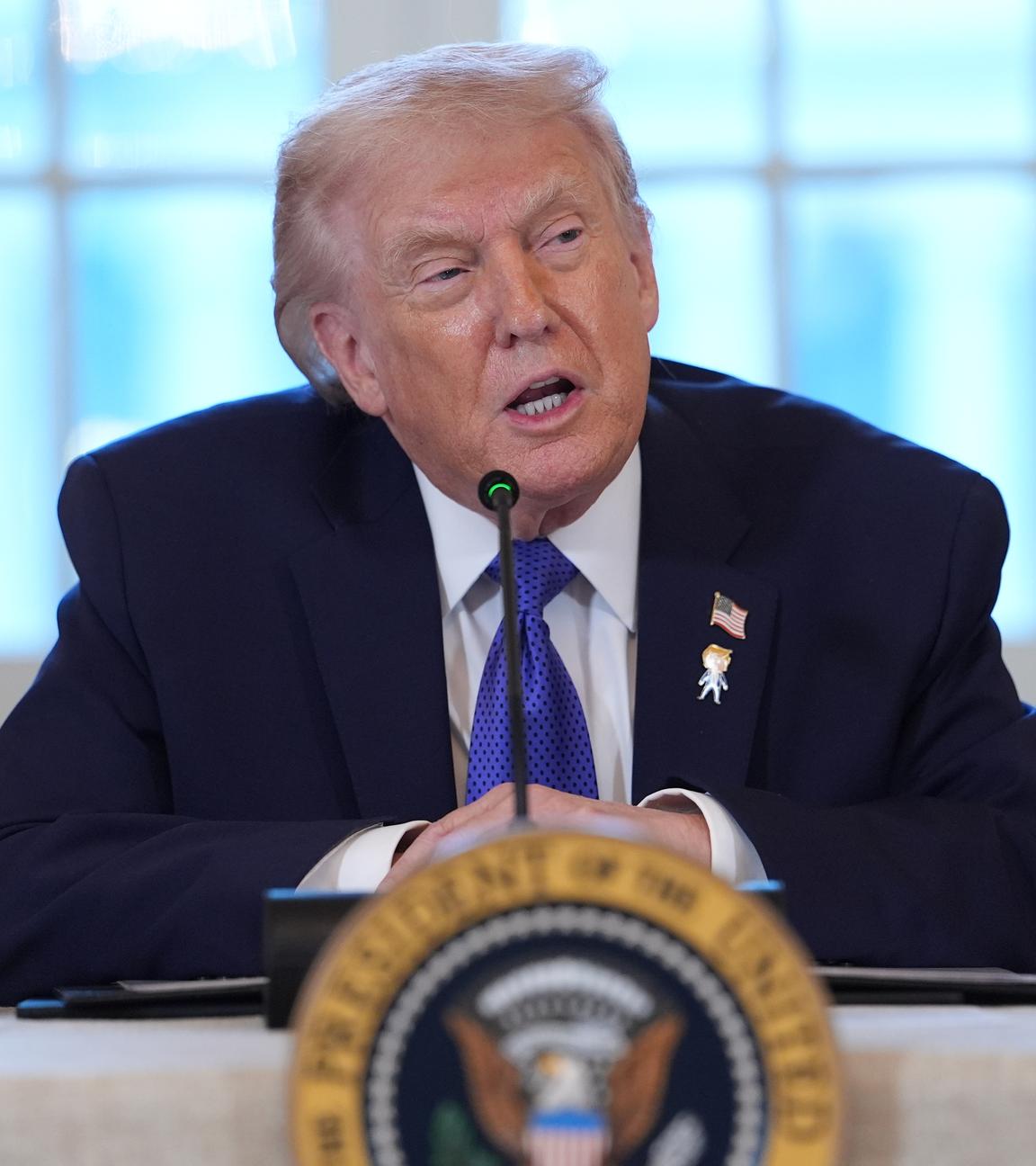 Donald Trump spricht während eines Treffens mit Führungskräften der Ölindustrie.