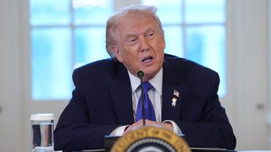 Donald Trump spricht während eines Treffens mit Führungskräften der Ölindustrie.