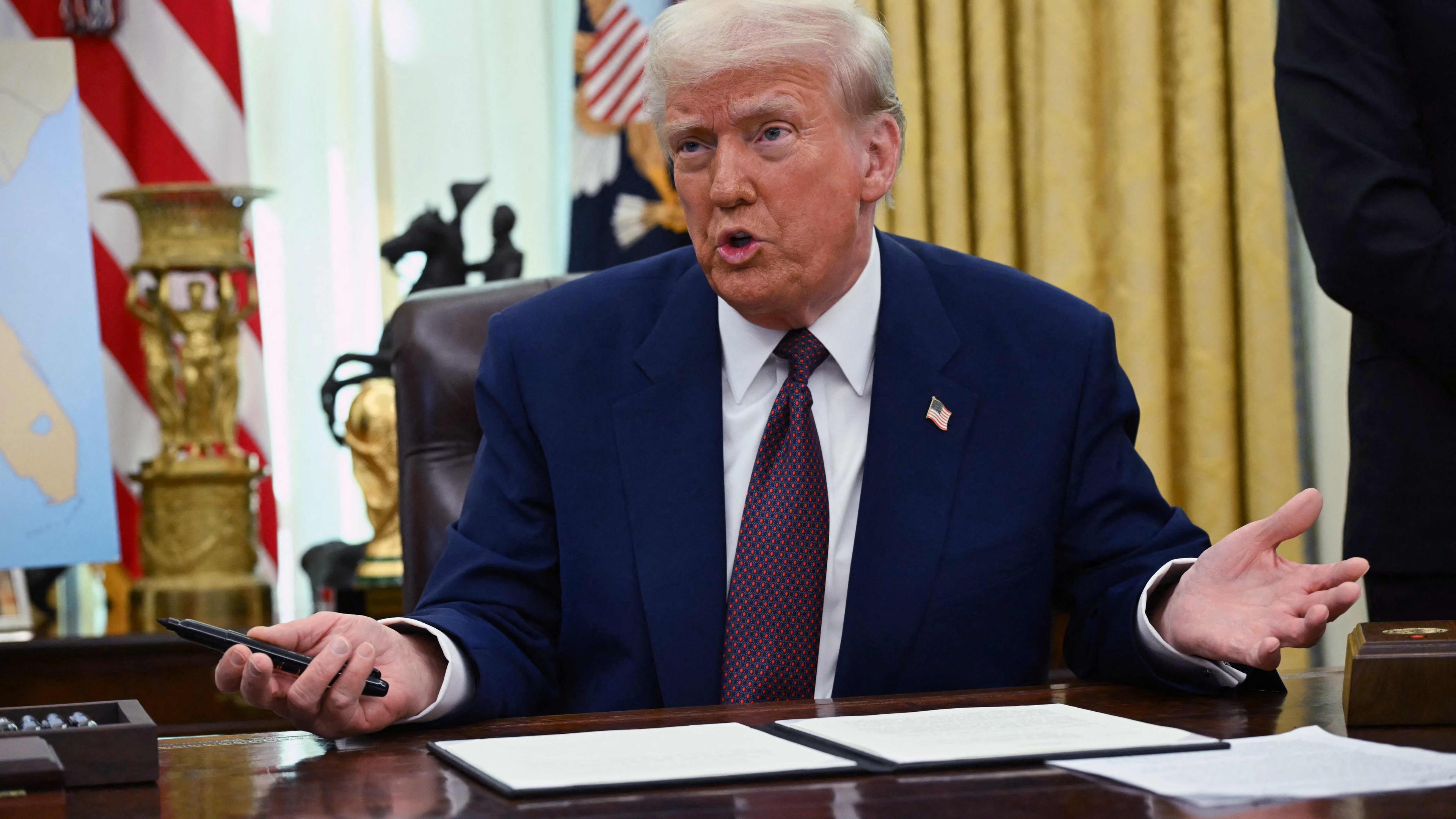 US-Präsident Donald Trump sprich im Oval Office im Weißen Haus.