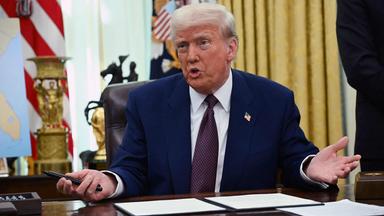 US-Präsident Donald Trump sprich im Oval Office im Weißen Haus.