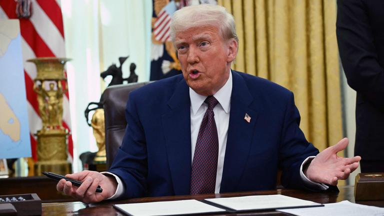 US-Präsident Donald Trump sprich im Oval Office im Weißen Haus.