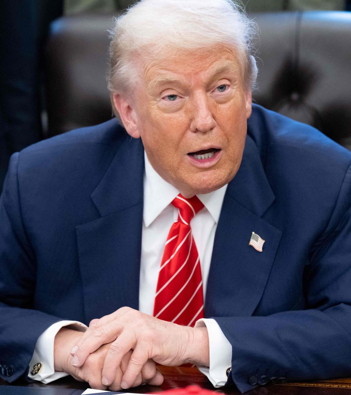 US-Präsident Donald Trump setzt mit seiner Unterschrift ein zuvor vom Parlament beschlossenes Haushaltspaket in Kraft.