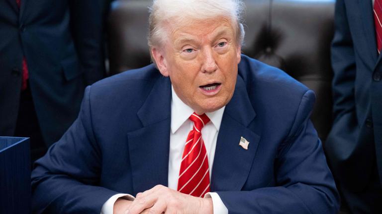 US-Präsident Donald Trump setzt mit seiner Unterschrift ein zuvor vom Parlament beschlossenes Haushaltspaket in Kraft.