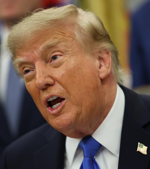 US-Präsident Donald Trump nimmt an einem Treffen im Oval Office des Weißen Hauses teil.