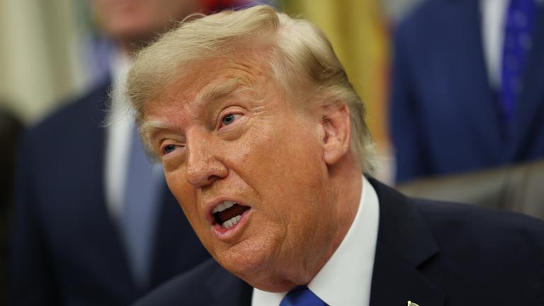 US-Präsident Donald Trump nimmt an einem Treffen im Oval Office des Weißen Hauses teil.