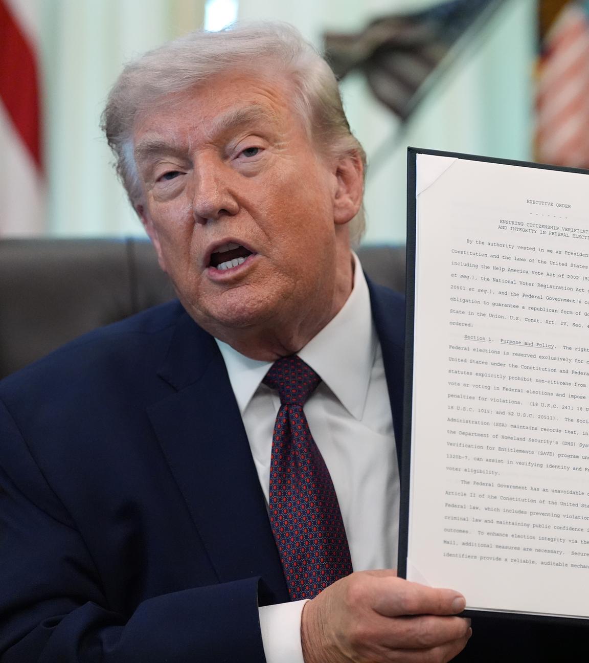 US-Präsident Donald Trump im Weißen Haus mit einem Dekret zur Erschwerung der Briefwahl