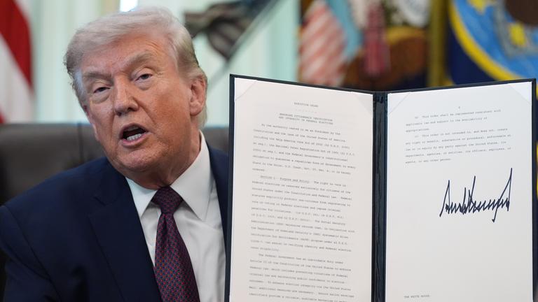 US-Präsident Donald Trump im Weißen Haus mit einem Dekret zur Erschwerung der Briefwahl