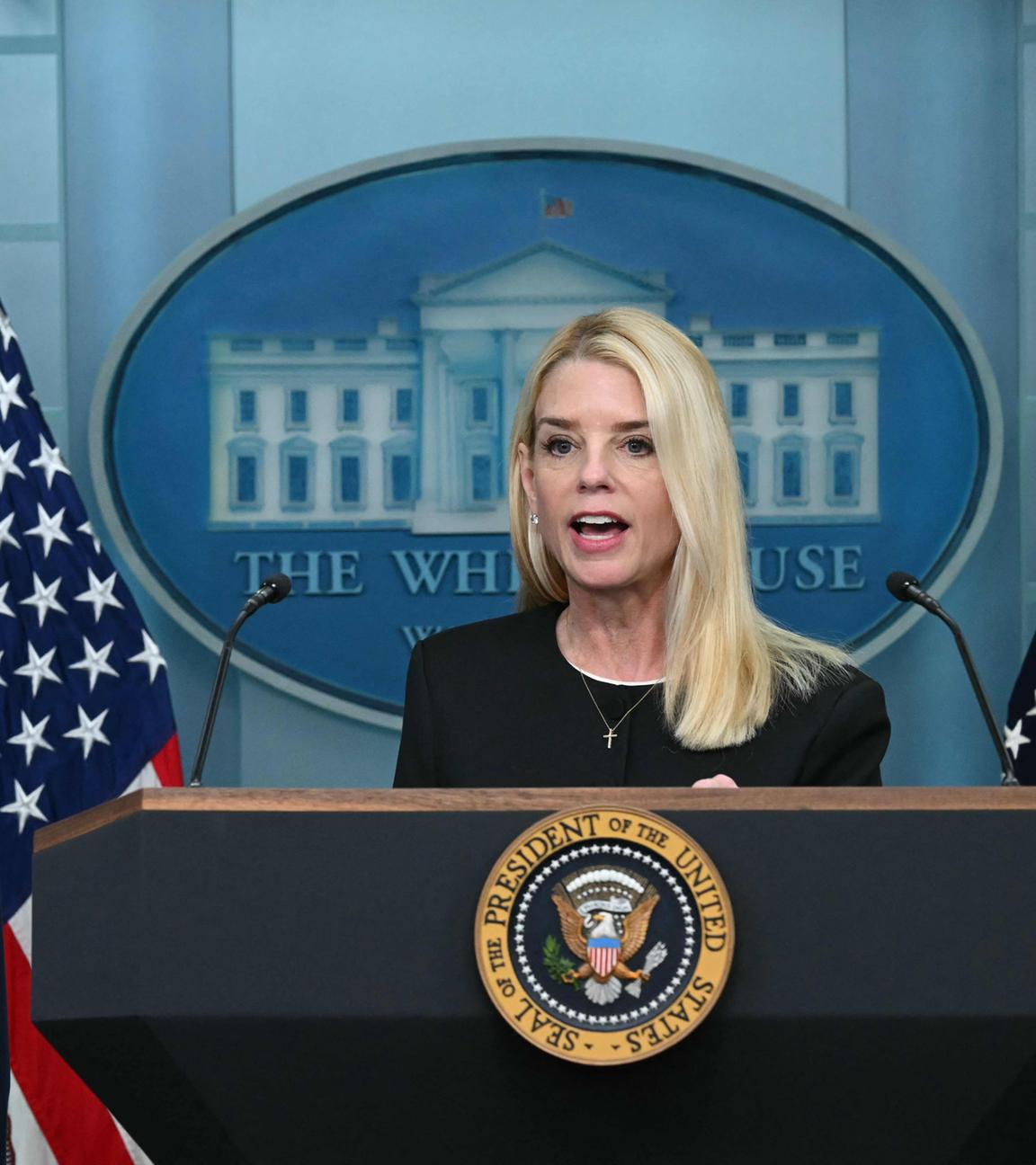 USA, Washington D.C.: US-Generalstaatsanwältin Pam Bondi (R) spricht während einer Pressekonferenz mit Präsident Donald Trump im Brady Briefing Room des Weißen Hauses
