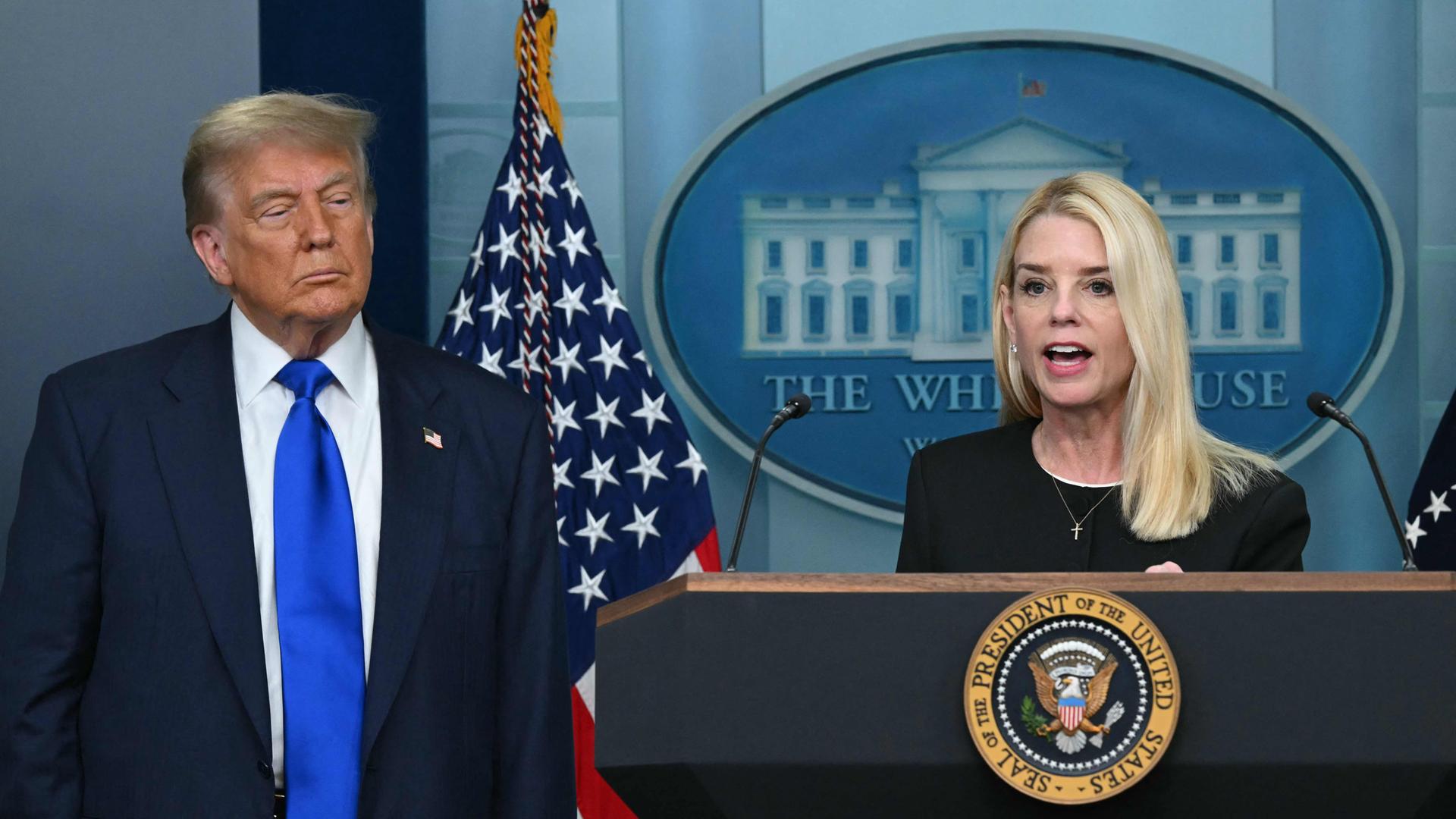 Trump verteidigt Ministerin im Epstein-Skandal: "Was ist mit meinen Jungs los?"