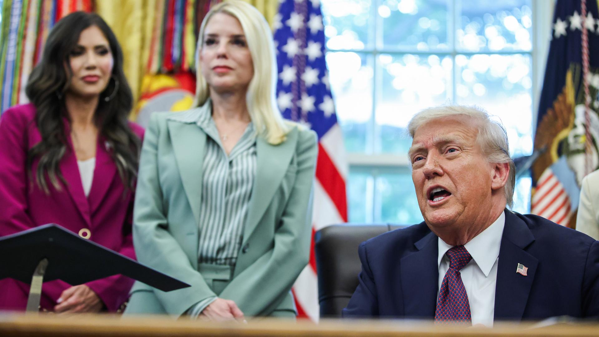 Präsident Donald Trump spricht nach der Unterzeichnung eines Präsidentenmemorandums im Oval Office des Weißen Hauses