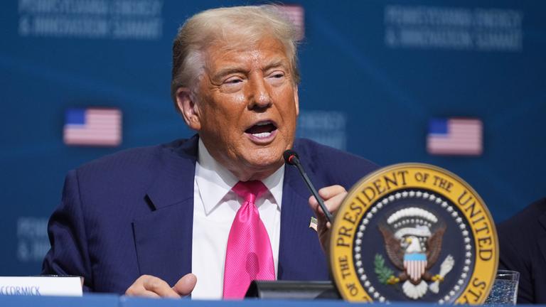 US-Präsident Donald Trump spricht auf der Eröffnungsveranstaltung für Energie und Innovation an der Carnegie Mellon University in Pittsburgh.