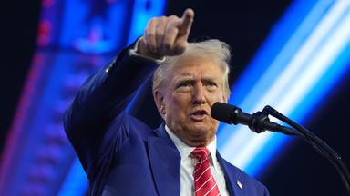 Der designierte US-Präsident Donald Trump spricht bei einer Veranstaltung in Phoenix