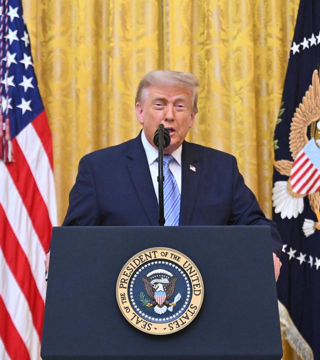 US-Präsident Donald Trump hält eine Rede im East Room des Weißen Hauses.