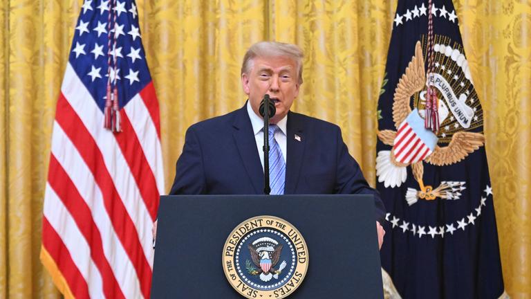 US-Präsident Donald Trump hält eine Rede im East Room des Weißen Hauses.