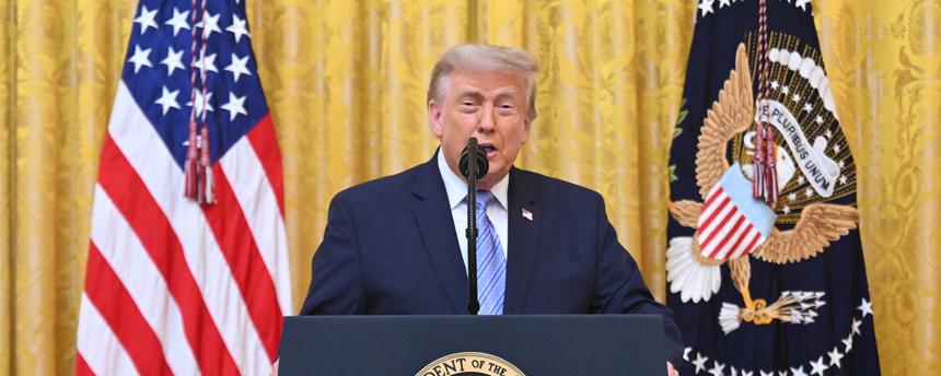 US-Präsident Donald Trump hält eine Rede im East Room des Weißen Hauses.
