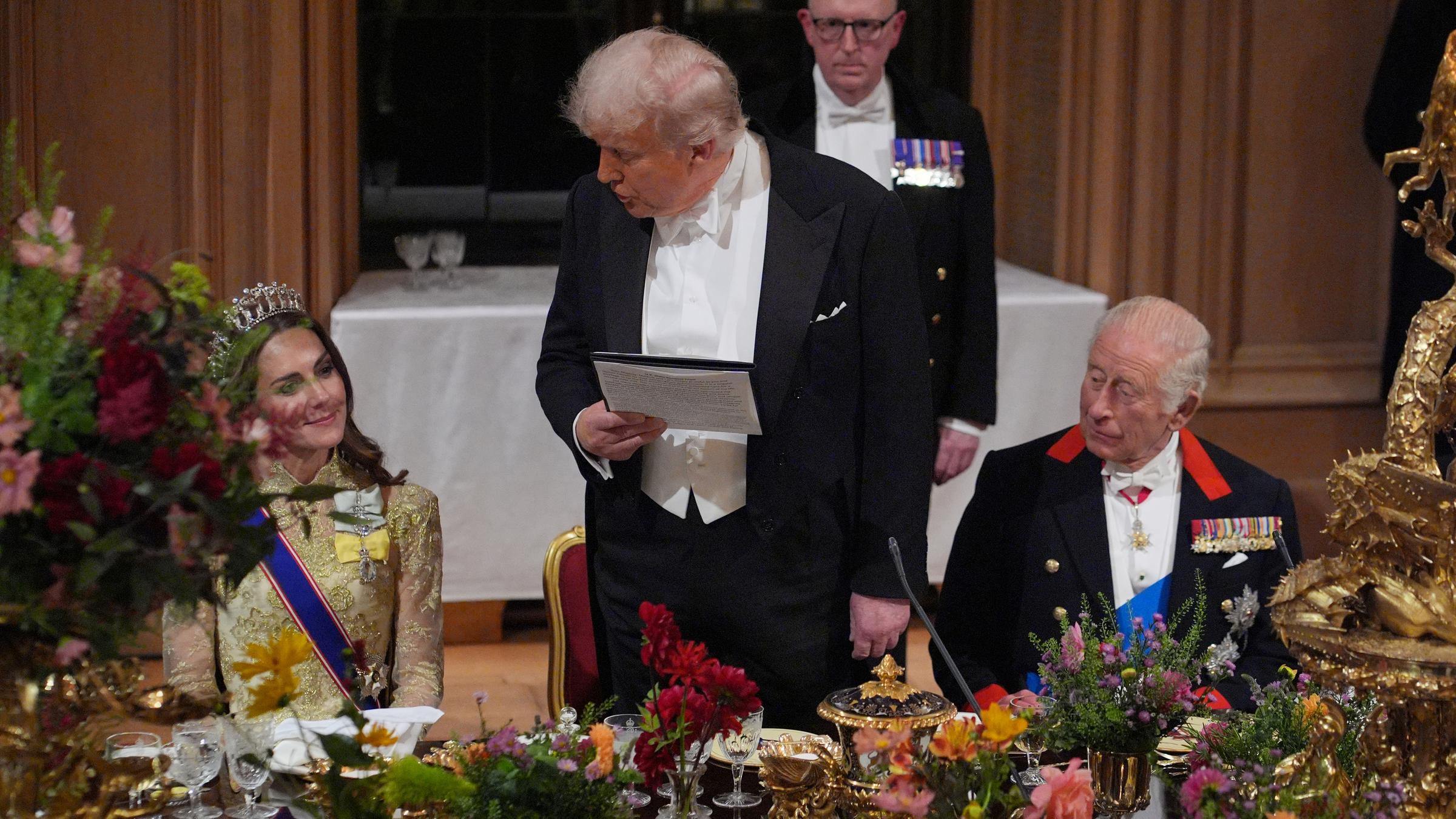 US-Präsident Donald Trump hält seine Rede, während König Charles III. und die Prinzessin von Wales zuhören