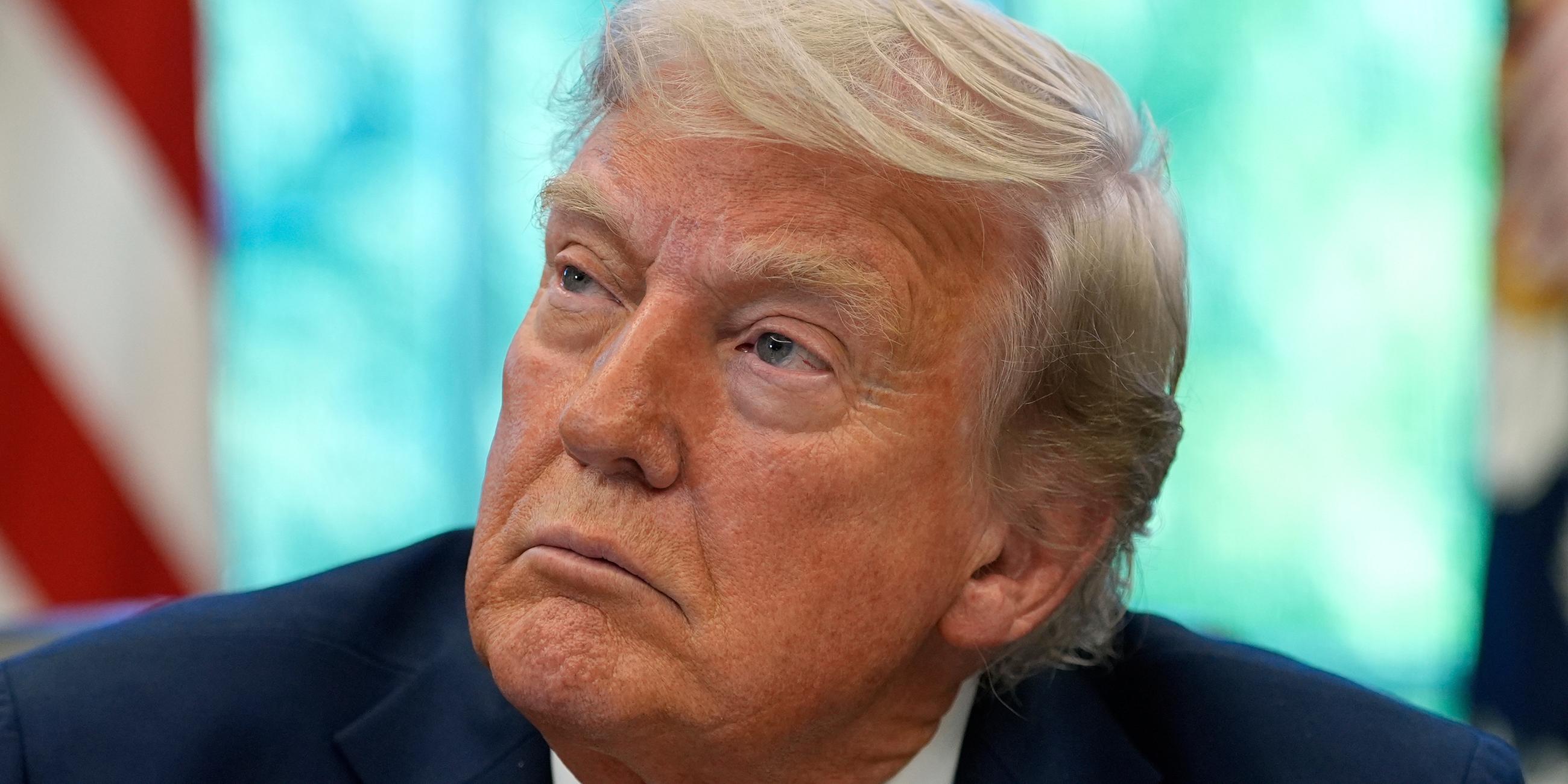 Präsident Donald Trump spricht am Mittwoch, den 23. April 2025, im Oval Office des Weißen Hauses in Washington mit Reportern, während er Durchführungsverordnungen zum Bildungsbereich unterzeichnet.