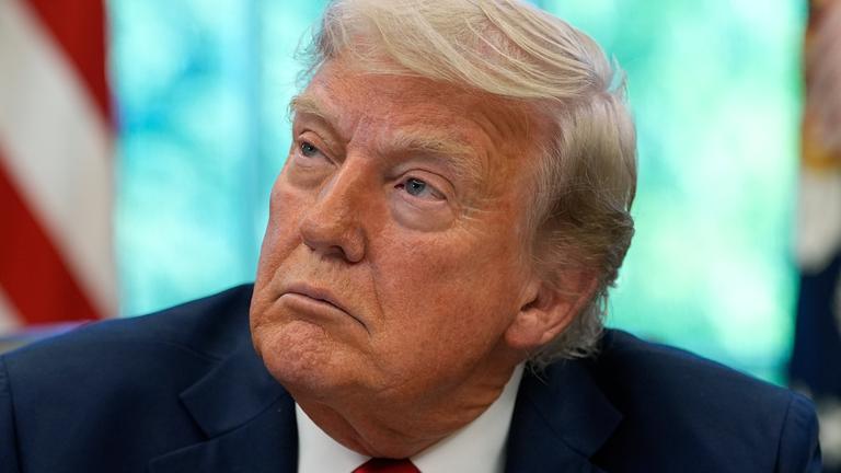 Präsident Donald Trump spricht am Mittwoch, den 23. April 2025, im Oval Office des Weißen Hauses in Washington mit Reportern, während er Durchführungsverordnungen zum Bildungsbereich unterzeichnet.