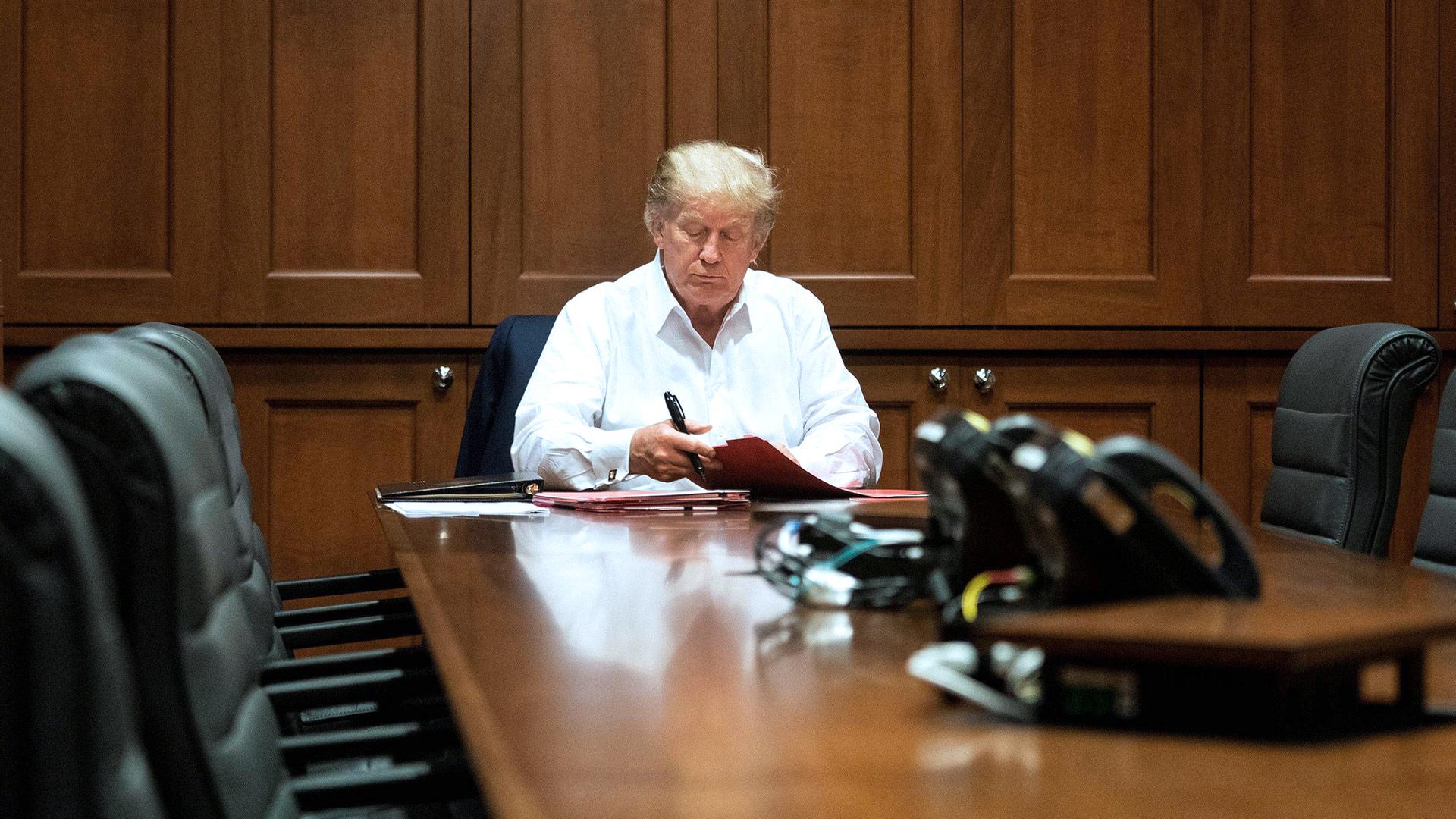 Donald Trump arbeitet am Schreibtisch