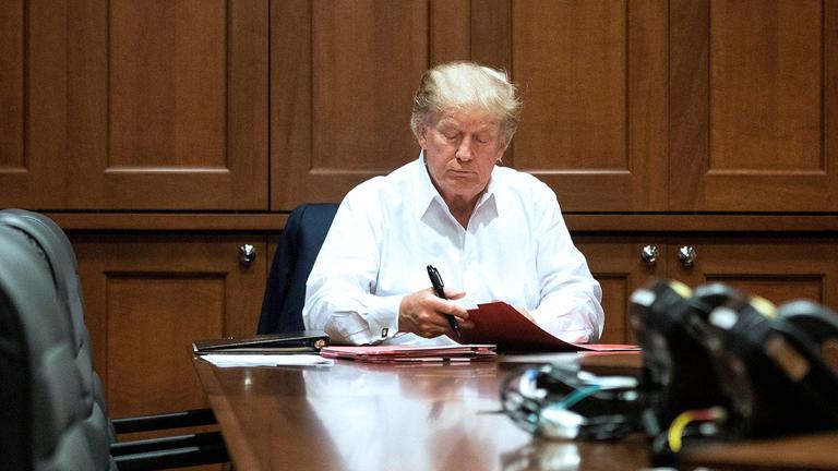 Donald Trump arbeitet am Schreibtisch