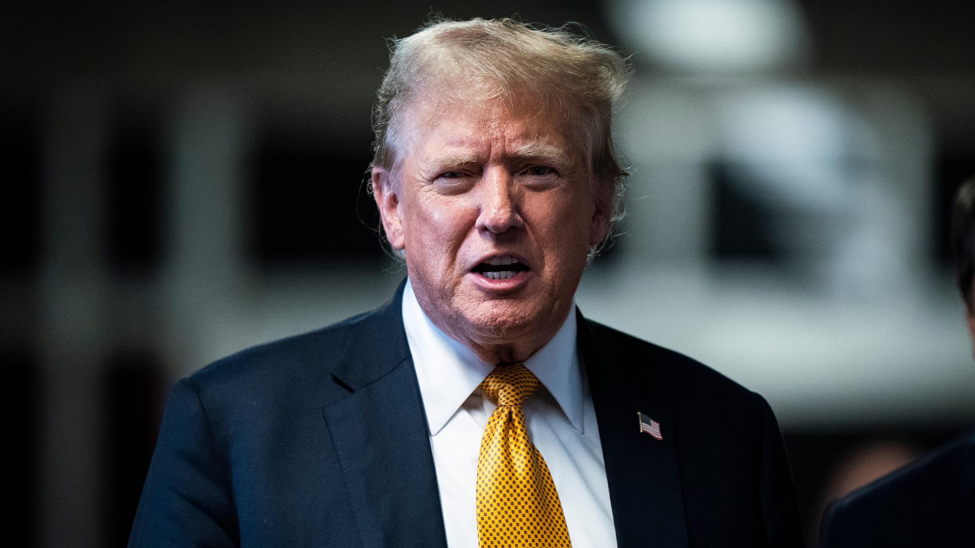 Donald Trump spricht mit der Presse über den Prozess.