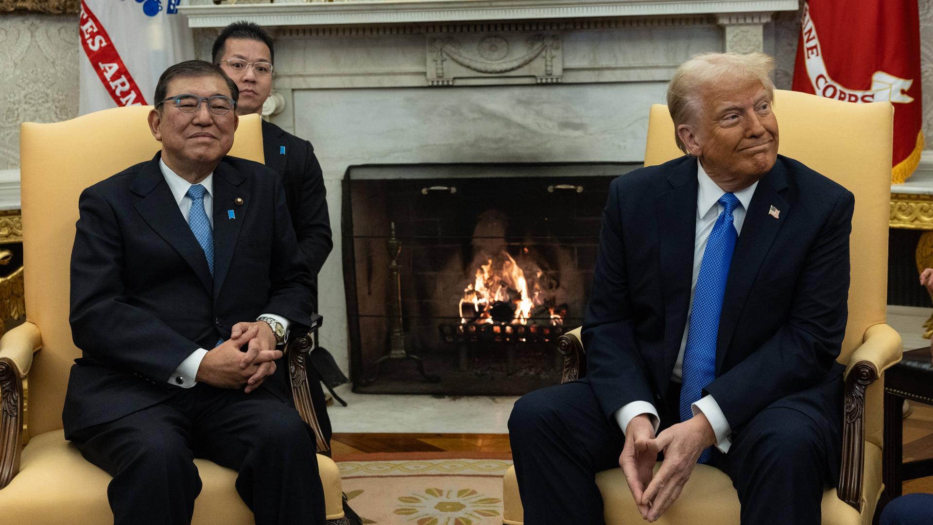 US-Präsident Donald Trump trifft sich mit dem japanischen Premierminister Shigeru Ishiba im Oval Office des Weißen Hauses am 07.02.2025.