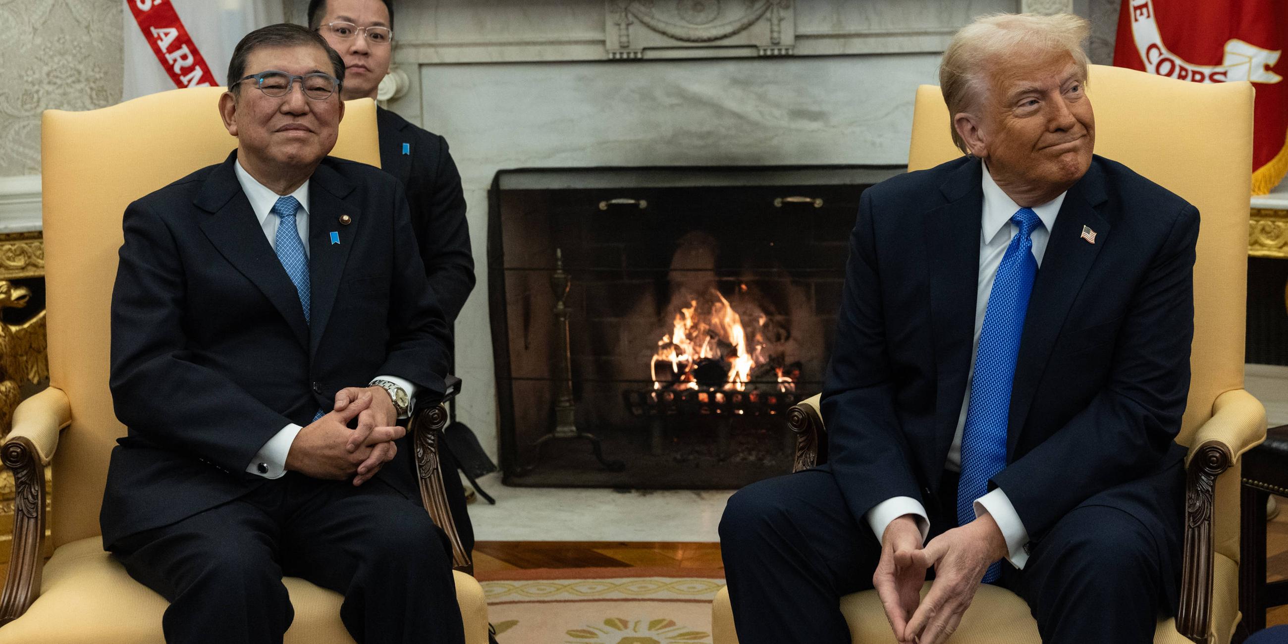 US-Präsident Donald Trump trifft sich mit dem japanischen Premierminister Shigeru Ishiba im Oval Office des Weißen Hauses am 07.02.2025.