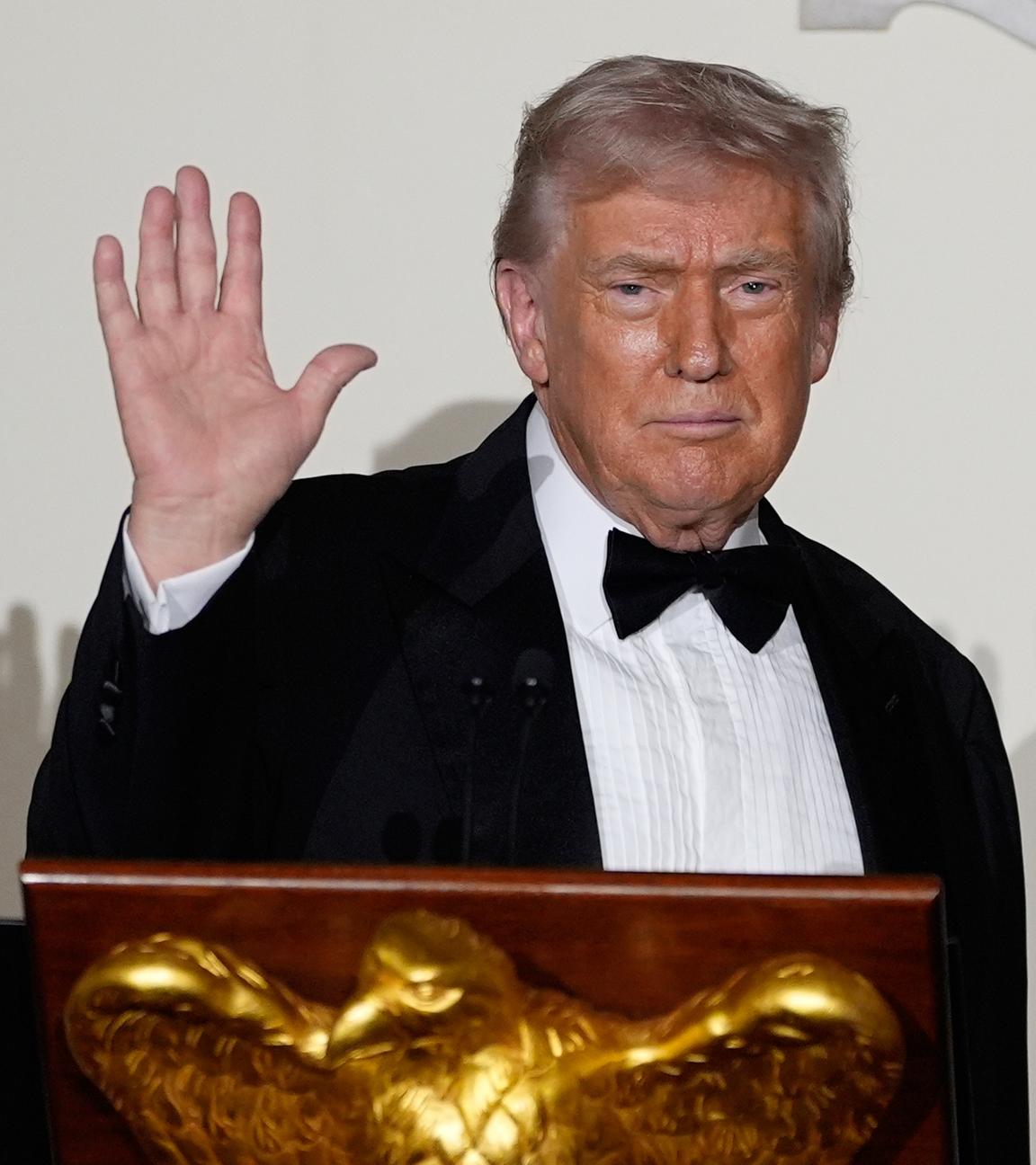 Donald Trump winkt den Gästen beim "Congressional Ball"