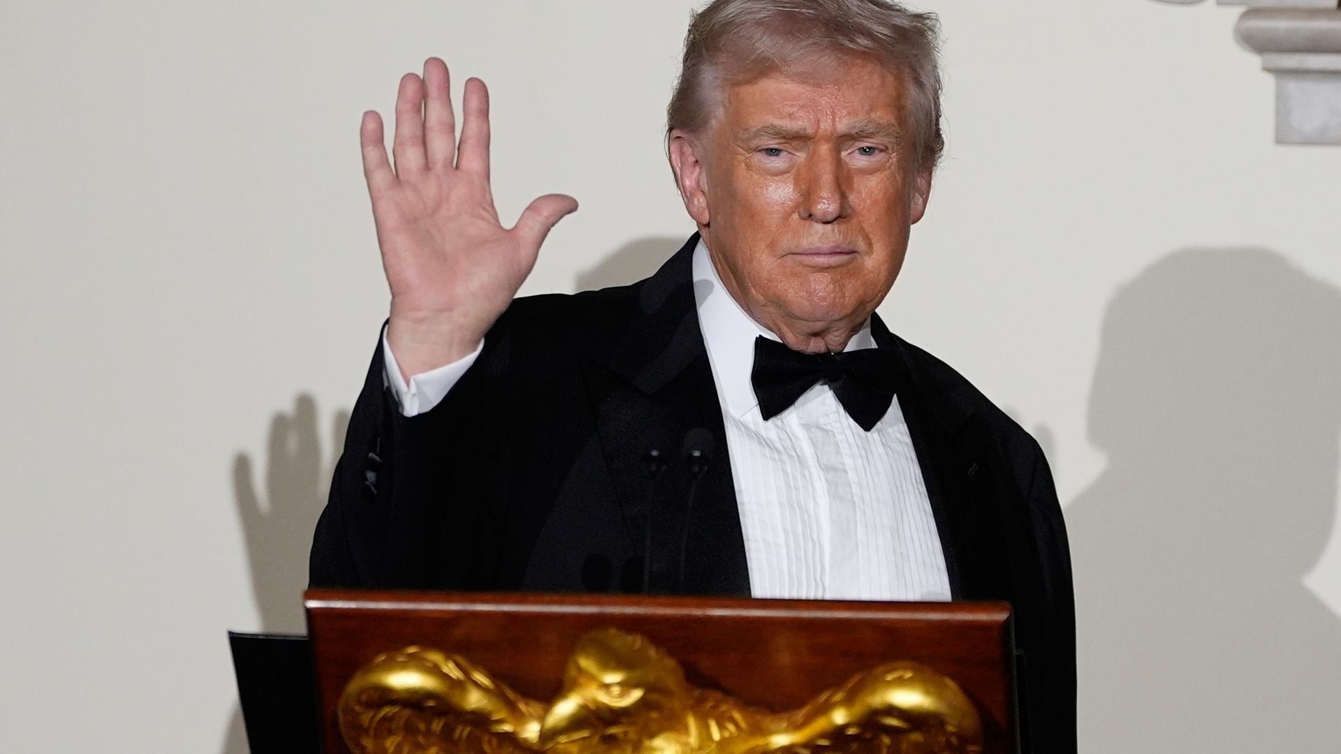 Donald Trump winkt den Gästen beim "Congressional Ball"