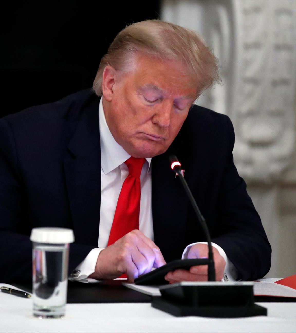 Donald Trump tippt auf dem Handy, Archivbild
