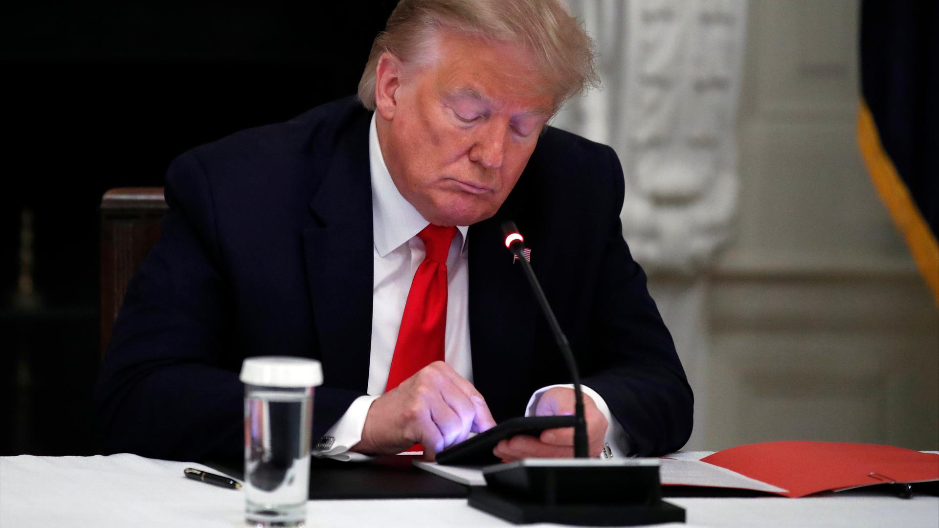 Donald Trump tippt auf dem Handy, Archivbild
