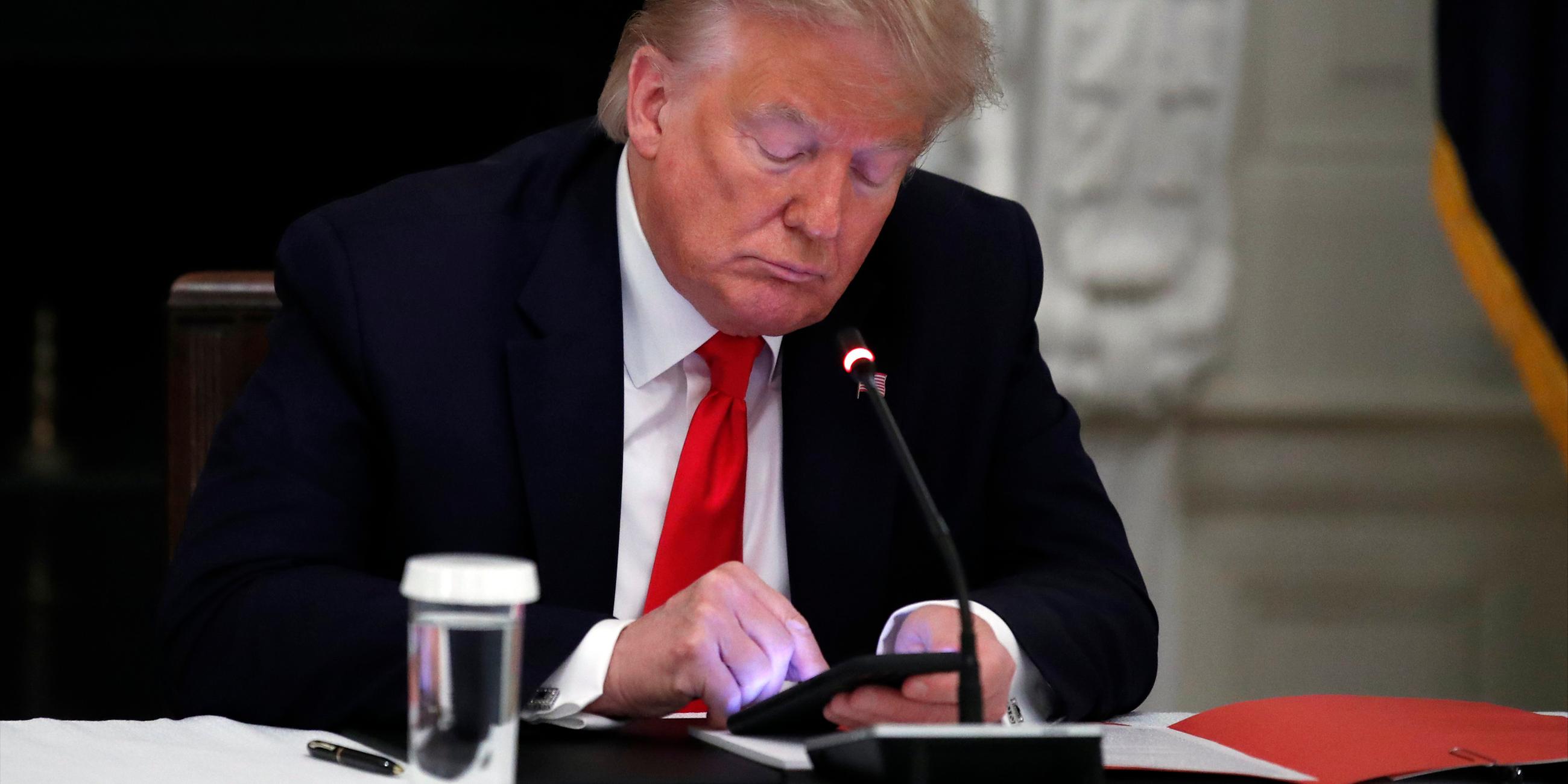 Donald Trump tippt auf dem Handy, Archivbild