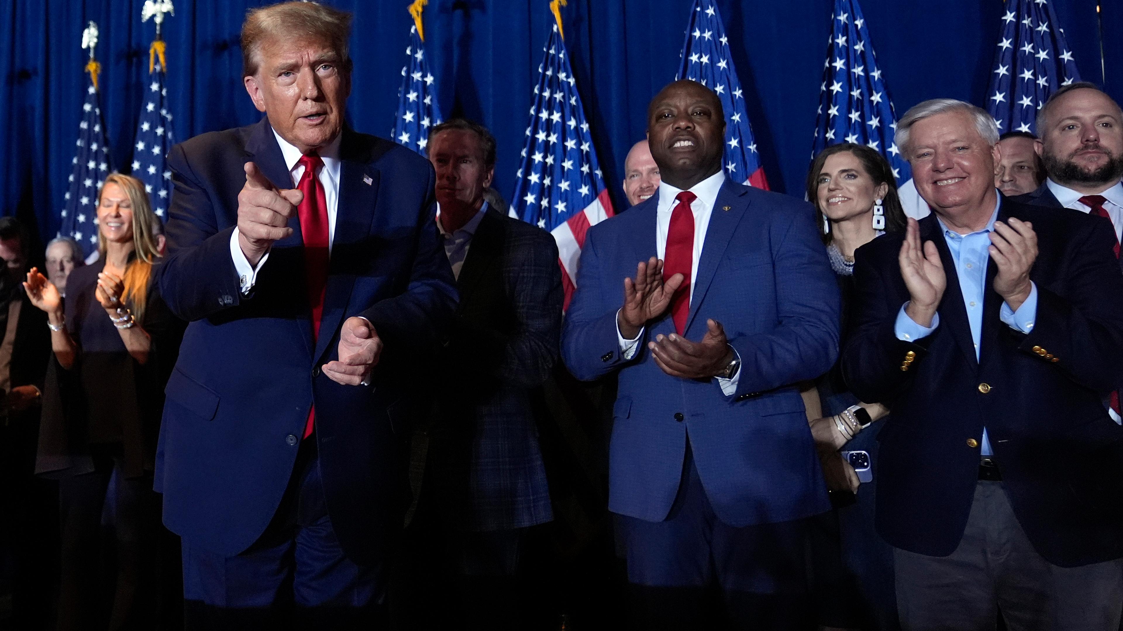 Donald Trump steht auf einer Bühne vor diversen Unterstützern und lässt sich feiern.