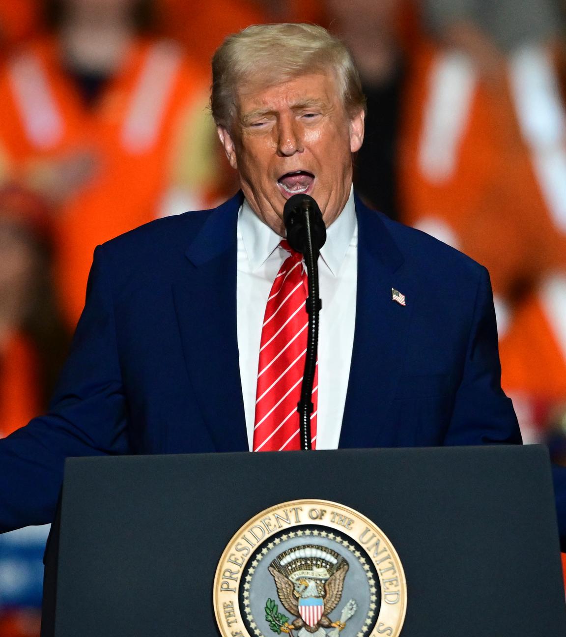 US-Präsident Donald Trump spricht vor Arbeitern eines Stahlwerkes in West Mifflin.