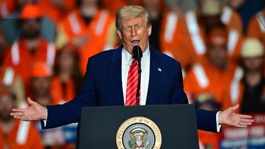 US-Präsident Donald Trump spricht vor Arbeitern eines Stahlwerkes in West Mifflin.